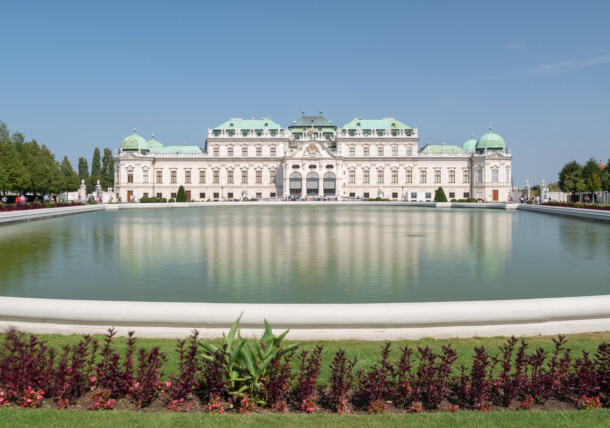     Oberes Belvedere Wien, Außenansicht mit Teich / Oberes Belvedere